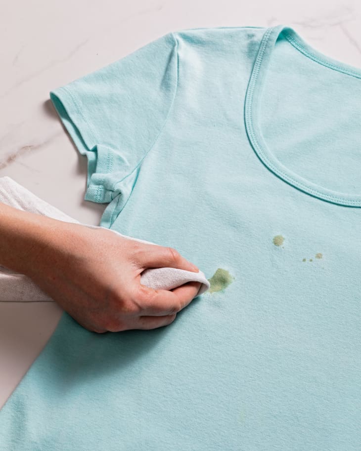 Làm thế nào để loại bỏ vết dầu mỡ trên quần áo: 6 cách đơn giản, dễ thực hiện nhưng tác dụng không ngờ - Ảnh 1.