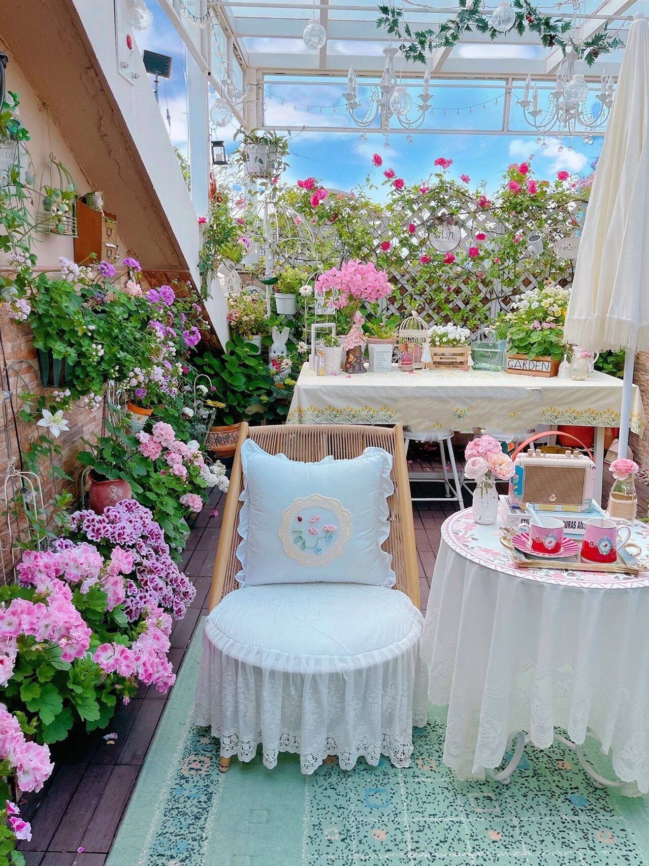 Khu vườn sân thượng 20m² đẹp như vừa bước ra từ trong truyện cổ tích - Ảnh 1. Khu vườn sân thượng 20m² đẹp như vừa bước ra từ trong truyện cổ tích - Ảnh 1.