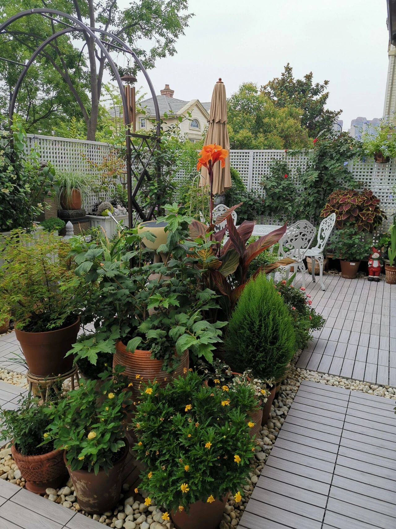 Khu vườn sân thượng 40m² được mẹ đảm thành phố tự tay làm từ A đến Z, khiến bạn ngắm từ lúc bình minh đến đêm muộn cũng không biết chán - Ảnh 5.