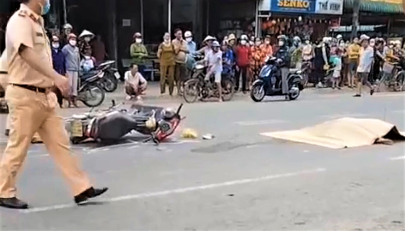 Người thân khóc ngất bên thi thể phụ nữ bị tai nạn giao thông - Ảnh 1. Người thân khóc ngất bên thi thể phụ nữ bị tai nạn giao thông - Ảnh 1.