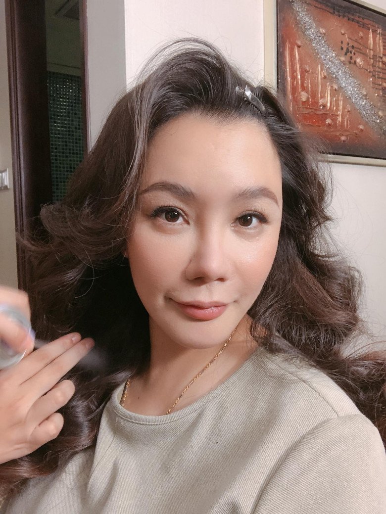 Từng khác lạ vì thẩm mỹ, Hồ Quỳnh Hương trở lại đẹp đẳng cấp ở tuổi 42  - Ảnh 2.