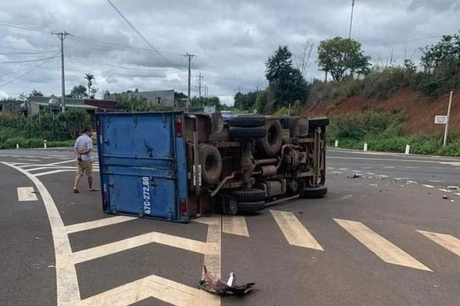 &Ocirc; t&ocirc; con hất văng xe tải giữa ng&atilde; tư, một người bị thương - Ảnh 1.