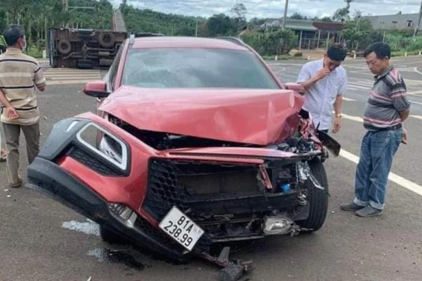 &Ocirc; t&ocirc; con hất văng xe tải giữa ng&atilde; tư, một người bị thương - Ảnh 2.