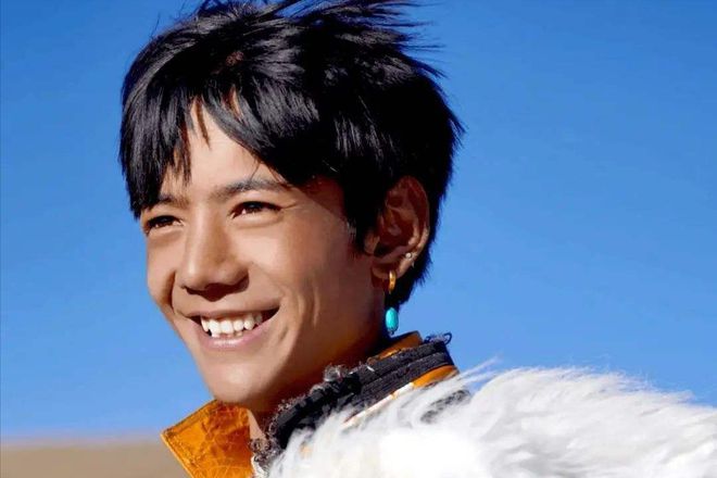Hot boy Tây Tạng Đinh Chân từng gây bão toàn mạng sau 2 năm: Lựa chọn con đường không ai ngờ tới, nhan sắc hiện tại cũng khác trước - Ảnh 1. Hot boy Tây Tạng Đinh Chân từng gây bão toàn mạng sau 2 năm: Lựa chọn con đường không ai ngờ tới, nhan sắc hiện tại cũng khác trước - Ảnh 1.