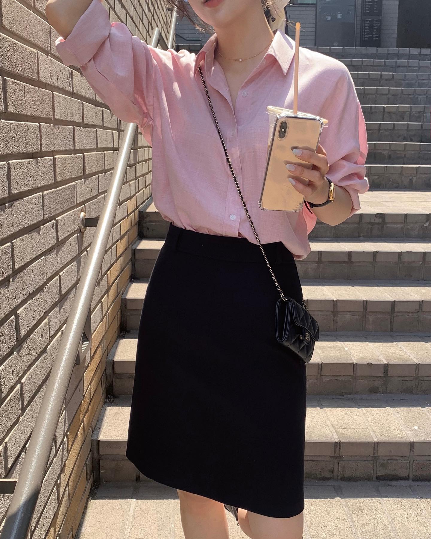 Mặc áo sơ mi màu pastel rất trẻ trung nhưng để ghi trọn điểm tinh tế, bạn nên tham khảo 12 cách mix của các quý cô Hàn - Ảnh 5.
