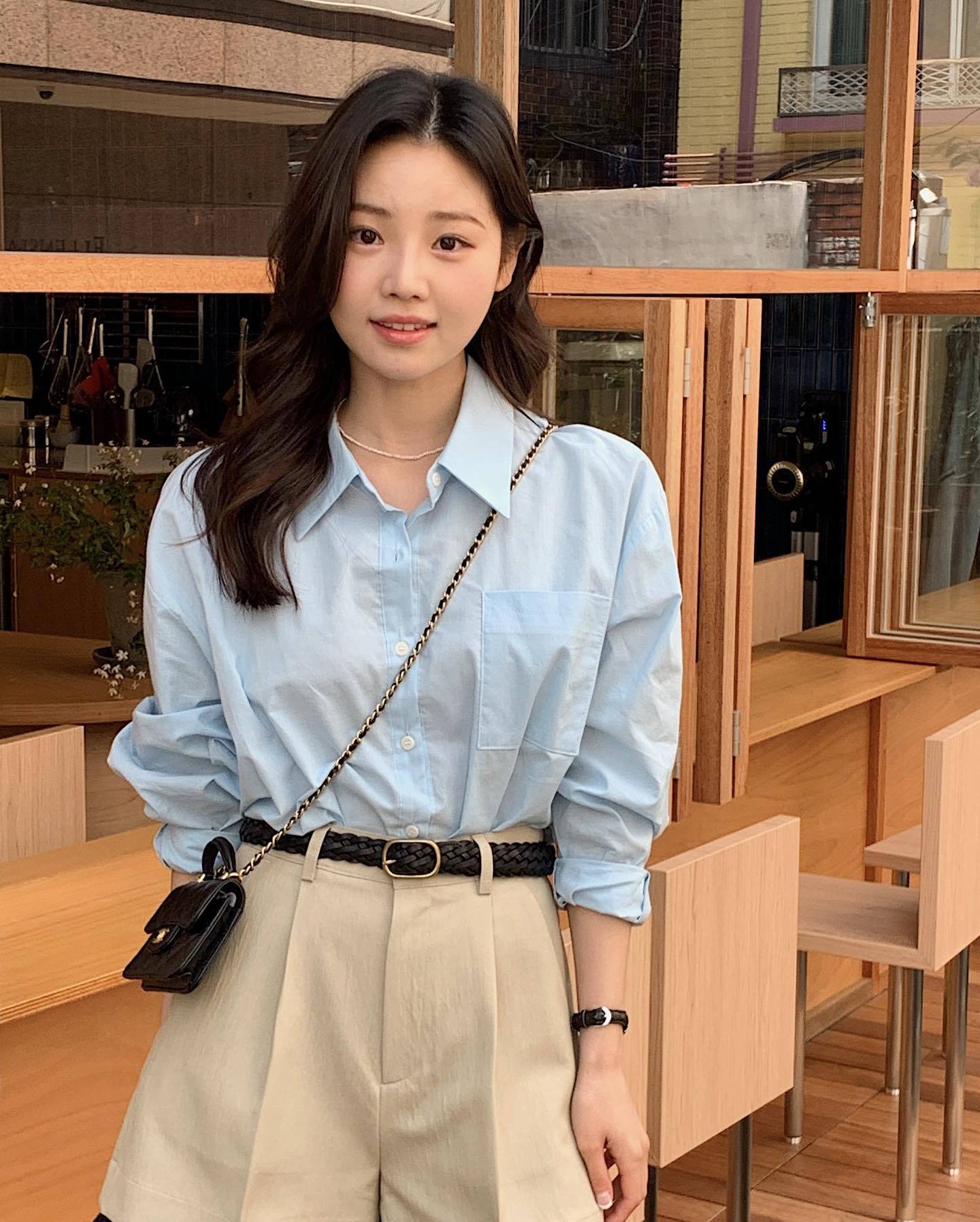 Mặc áo sơ mi màu pastel rất trẻ trung nhưng để ghi trọn điểm tinh tế, bạn nên tham khảo 12 cách mix của các quý cô Hàn - Ảnh 3.