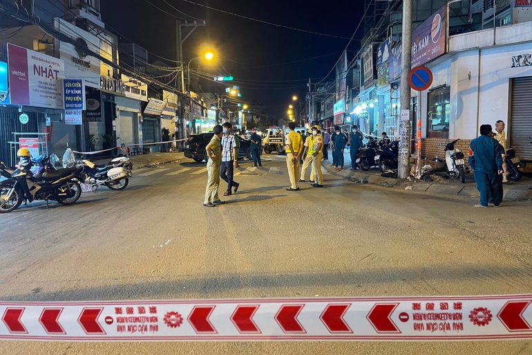 Danh t&iacute;nh t&agrave;i xế l&aacute;i &ocirc; t&ocirc; t&ocirc;ng h&agrave;ng loạt xe m&aacute;y ở TPHCM - Ảnh 3.