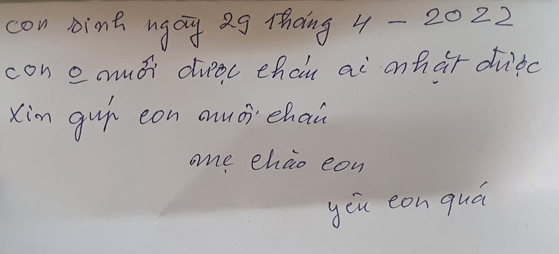 Hà Nội: Phát hiện bé trai bị bỏ kèm theo lời nhắn của mẹ  - Ảnh 1.