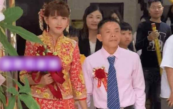Cô dâu mới 19 cưới chồng già 30 còn lùn hơn nửa cái đầu, hóa ra chú rể dùng Cô dâu mới 19 cưới chồng già 30 còn lùn hơn nửa cái đầu, hóa ra chú rể dùng