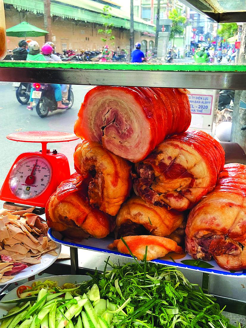 70 năm xe bánh mì thịt ba rọi muối nuôi sống 3 đời gia đình ở Sài Gòn - Ảnh 1.