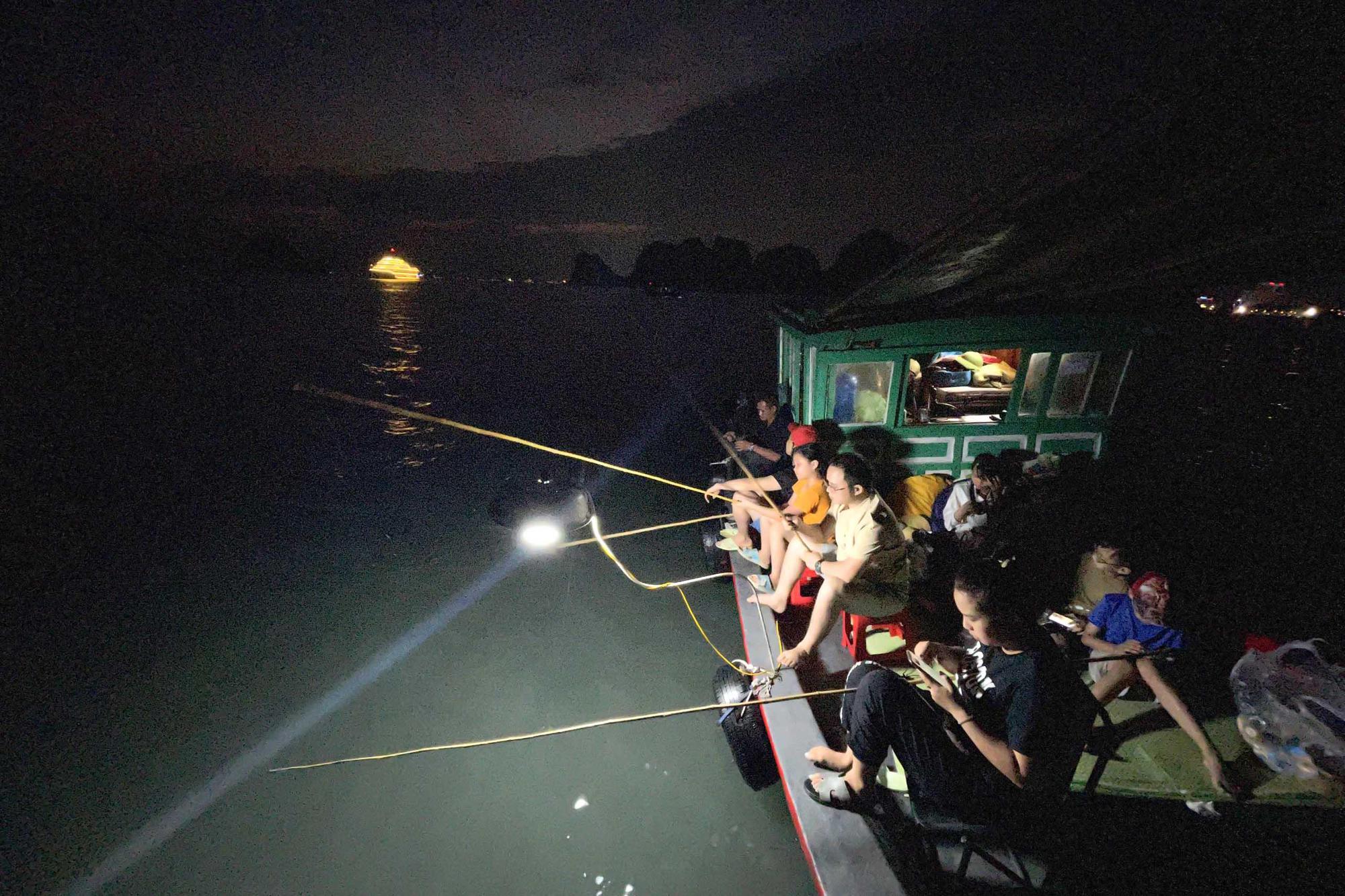 Đêm tối đen theo thuyền ra vịnh Hạ Long: Mất 2 triệu để săn con mực tươi rói - Ảnh 6.