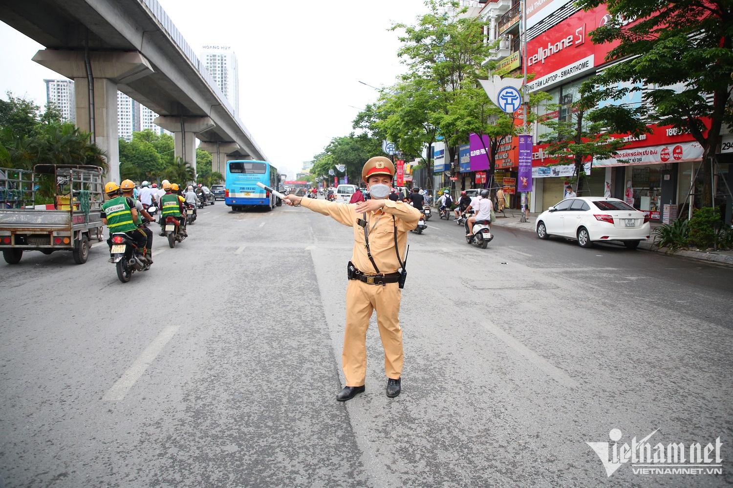 Hà Nội: Công nông chở sắt dài cả chục mét đâm xuyên đầu xe buýt - Ảnh 5.