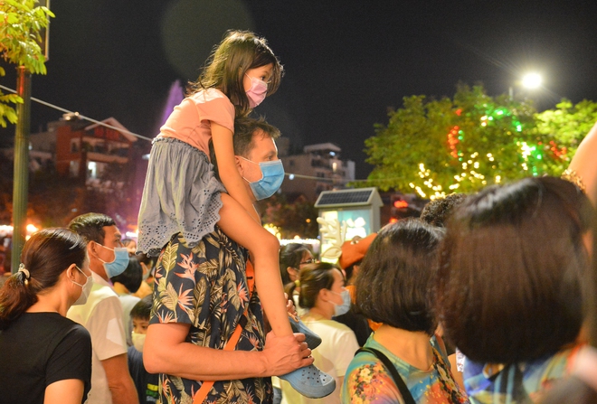 Hà Nội: Phố đi bộ Trịnh Công Sơn tái hoạt động, hàng nghìn người dân đổ về vui chơi, chụp ảnh - Ảnh 11.