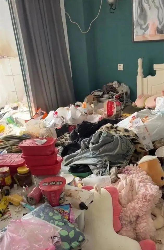Thuê nhà nghỉ tạm trú 2 tháng, cặp khách nữ biến căn phòng thành bãi rác siêu khổng lồ khiến chủ nhà hoảng sợ - Ảnh 1.