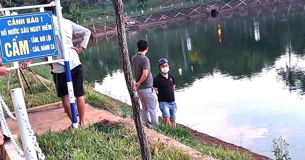 Tá hoả phát hiện thi thể người đàn ông nổi ở hồ nước công viên