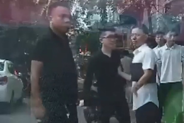 Vụ 2 gã đàn ông đánh nữ tài xế sau va chạm: Nhân chứng kể lại nguyên nhân gây phẫn nộ - Ảnh 2. Vụ 2 gã đàn ông đánh nữ tài xế sau va chạm: Nhân chứng kể lại nguyên nhân gây phẫn nộ - Ảnh 2.