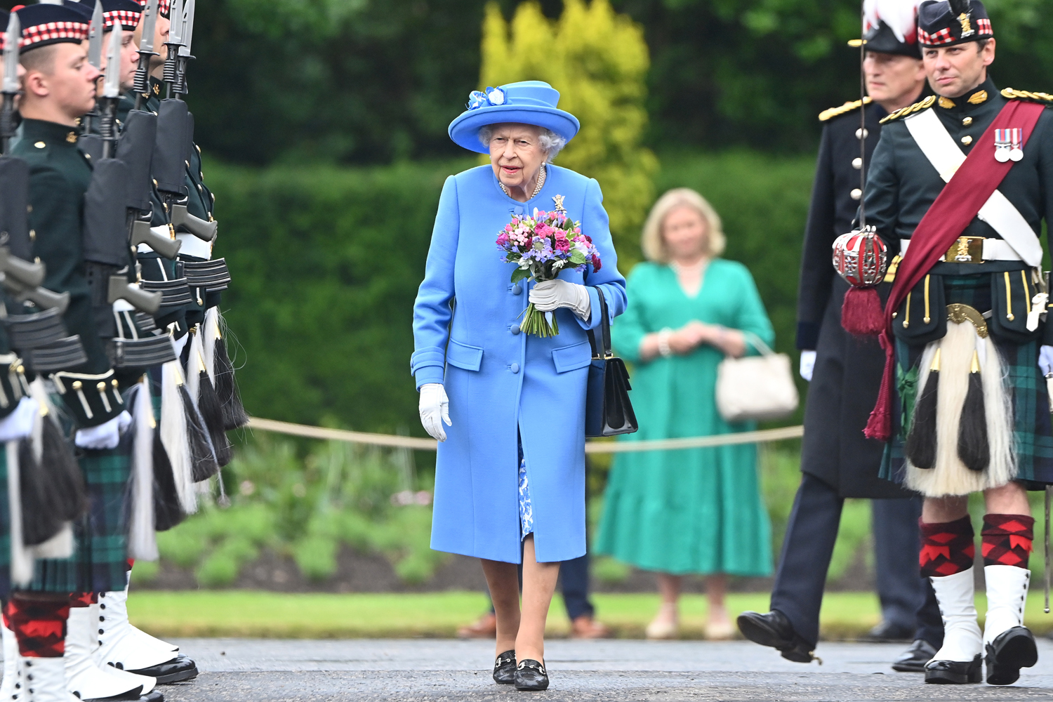 Nhìn lại 7 thập kỷ diện trang phục rực rỡ sắc màu của Nữ hoàng Anh - biểu tượng thời trang &quot;độc nhất vô nhị&quot; - Ảnh 10.