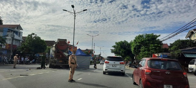 Xe bồn cuốn xe m&aacute;y v&agrave;o gầm, người phụ nữ tử vong tại chỗ - Ảnh 2.