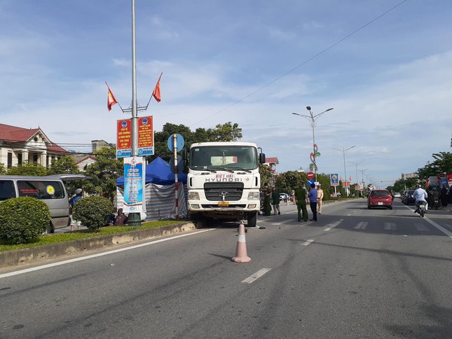 Xe bồn cuốn xe m&aacute;y v&agrave;o gầm, người phụ nữ tử vong tại chỗ - Ảnh 1.