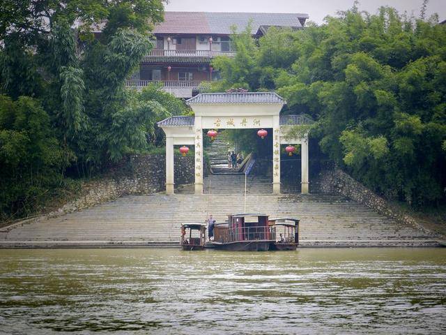 Kỳ lạ cổ trấn nổi trên mặt nước ở Trung Quốc: Du khách chỉ có thể đi bằng thuyền, là thiên đường dành cho phái nữ muốn giảm cân - Ảnh 2.