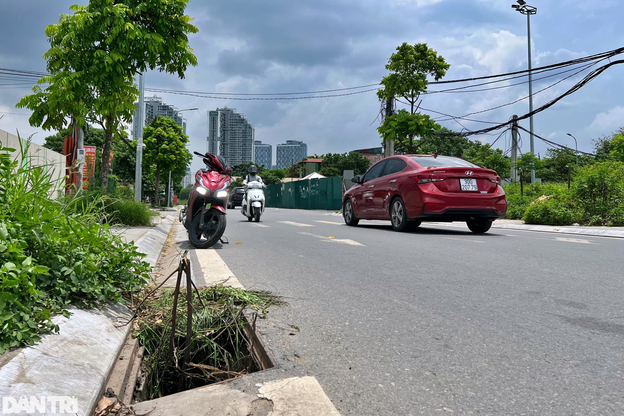 Hàng loạt nắp cống ở Hà Nội &quot;mất tích&quot;, dân cắm củi cảnh báo nguy hiểm - Ảnh 4.