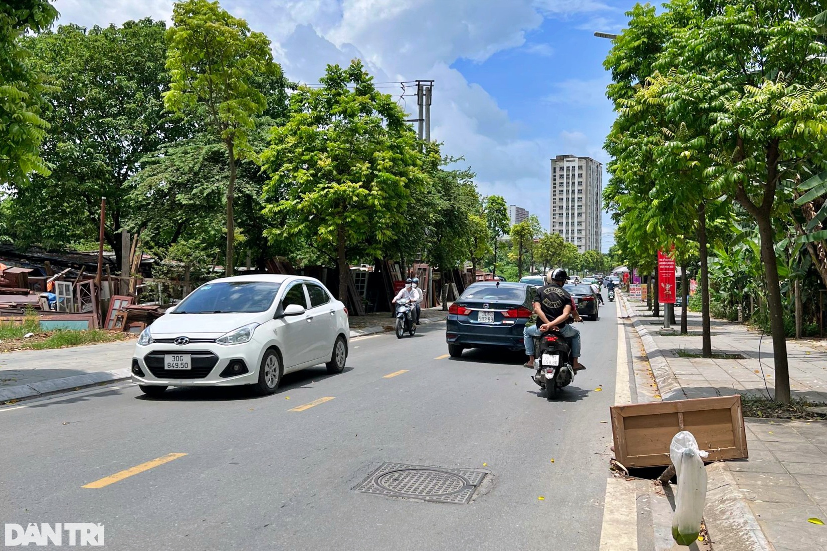 Hàng loạt nắp cống ở Hà Nội &quot;mất tích&quot;, dân cắm củi cảnh báo nguy hiểm - Ảnh 3.