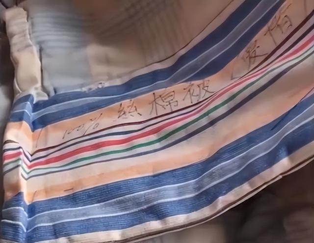 Dọn chăn bông của mẹ chồng quá cố, con dâu bật khóc vì một dòng chữ - Ảnh 1.