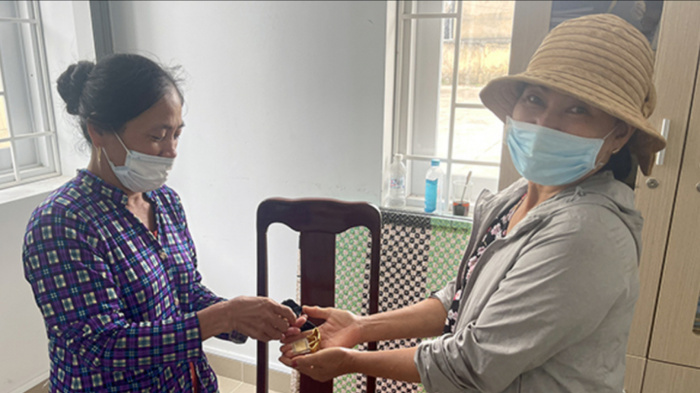 Quét rác ở chợ nhặt được túi vàng 9999, cô lao công có hàng động đáng quý - Ảnh 1. Quét rác ở chợ nhặt được túi vàng 9999, cô lao công có hàng động đáng quý - Ảnh 1.