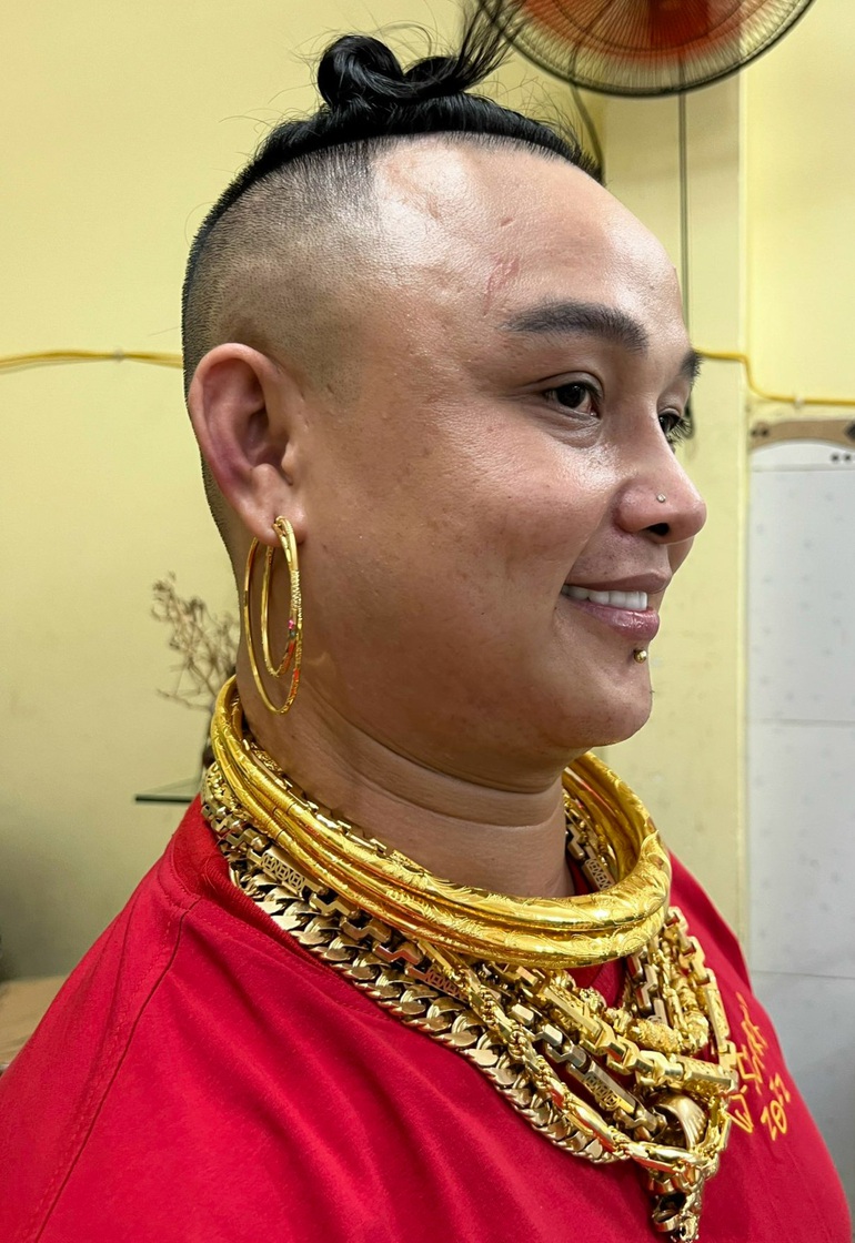 Chủ qu&aacute;n d&aacute;t v&agrave;ng cơ thể, trầy tay trộn ch&acirc;n g&agrave; vẫn kh&ocirc;ng th&aacute;o - Ảnh 2.