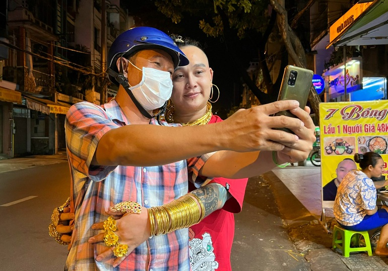 Chủ qu&aacute;n d&aacute;t v&agrave;ng cơ thể, trầy tay trộn ch&acirc;n g&agrave; vẫn kh&ocirc;ng th&aacute;o - Ảnh 7.