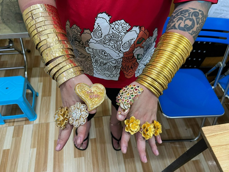 Chủ qu&aacute;n d&aacute;t v&agrave;ng cơ thể, trầy tay trộn ch&acirc;n g&agrave; vẫn kh&ocirc;ng th&aacute;o - Ảnh 4.