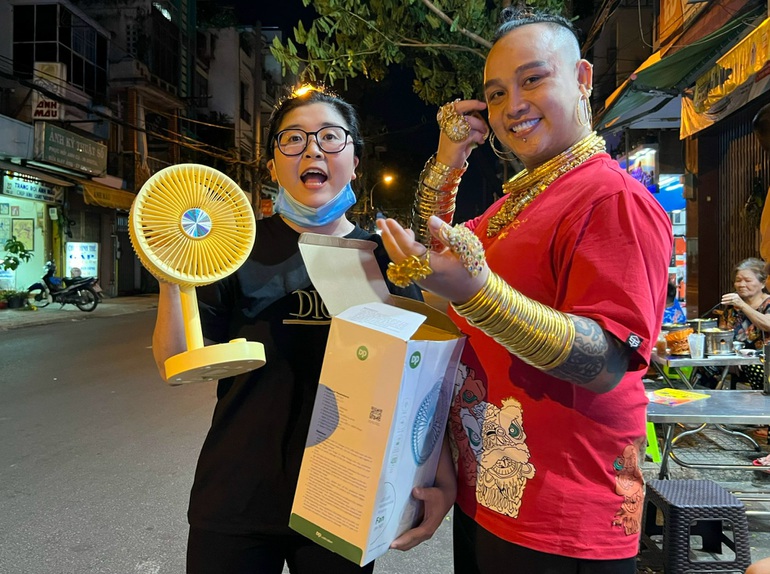 Chủ qu&aacute;n d&aacute;t v&agrave;ng cơ thể, trầy tay trộn ch&acirc;n g&agrave; vẫn kh&ocirc;ng th&aacute;o - Ảnh 6.