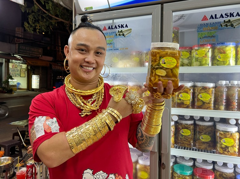 Chủ qu&aacute;n d&aacute;t v&agrave;ng cơ thể, trầy tay trộn ch&acirc;n g&agrave; vẫn kh&ocirc;ng th&aacute;o - Ảnh 3.