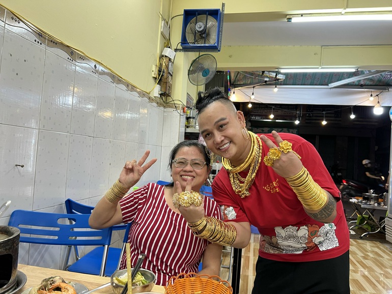 Chủ qu&aacute;n d&aacute;t v&agrave;ng cơ thể, trầy tay trộn ch&acirc;n g&agrave; vẫn kh&ocirc;ng th&aacute;o - Ảnh 8.