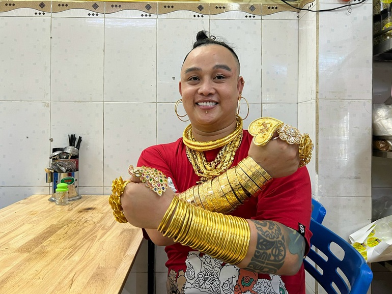 Chủ qu&aacute;n d&aacute;t v&agrave;ng cơ thể, trầy tay trộn ch&acirc;n g&agrave; vẫn kh&ocirc;ng th&aacute;o - Ảnh 1.