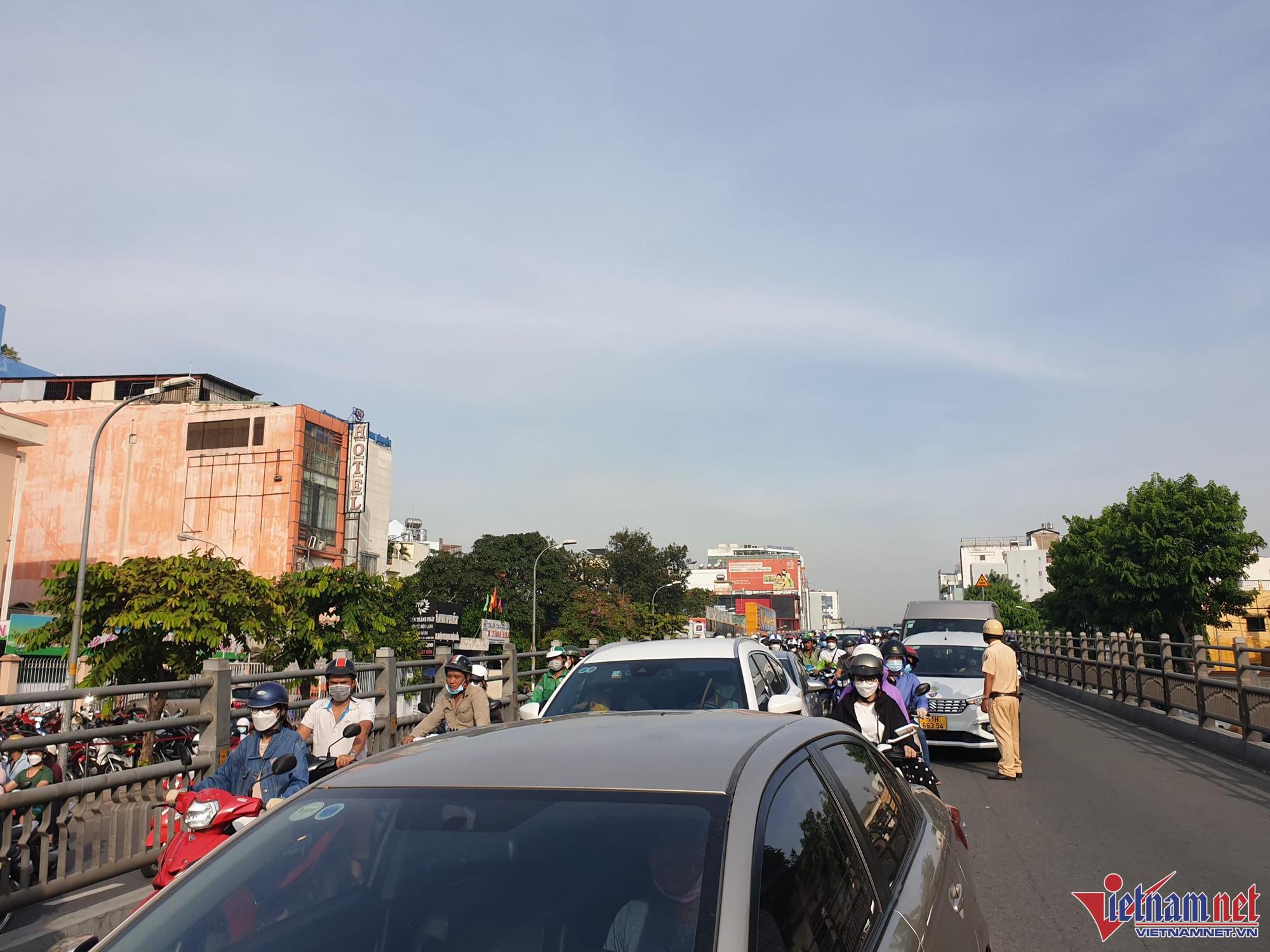 Xe sang tông cô gái bất tỉnh trên cầu vượt, cửa ngõ Tân Sơn Nhất kẹt cứng - Ảnh 6.