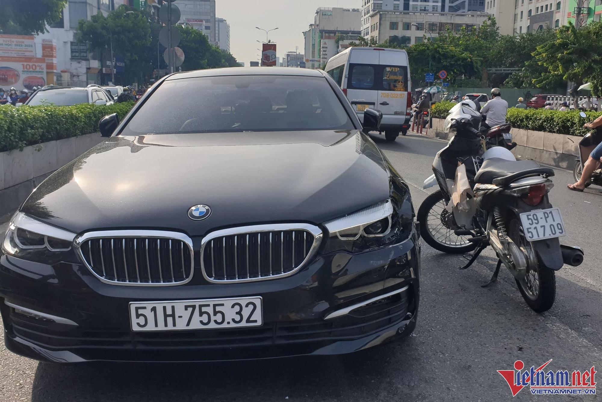 Xe sang tông cô gái bất tỉnh trên cầu vượt, cửa ngõ Tân Sơn Nhất kẹt cứng - Ảnh 1.