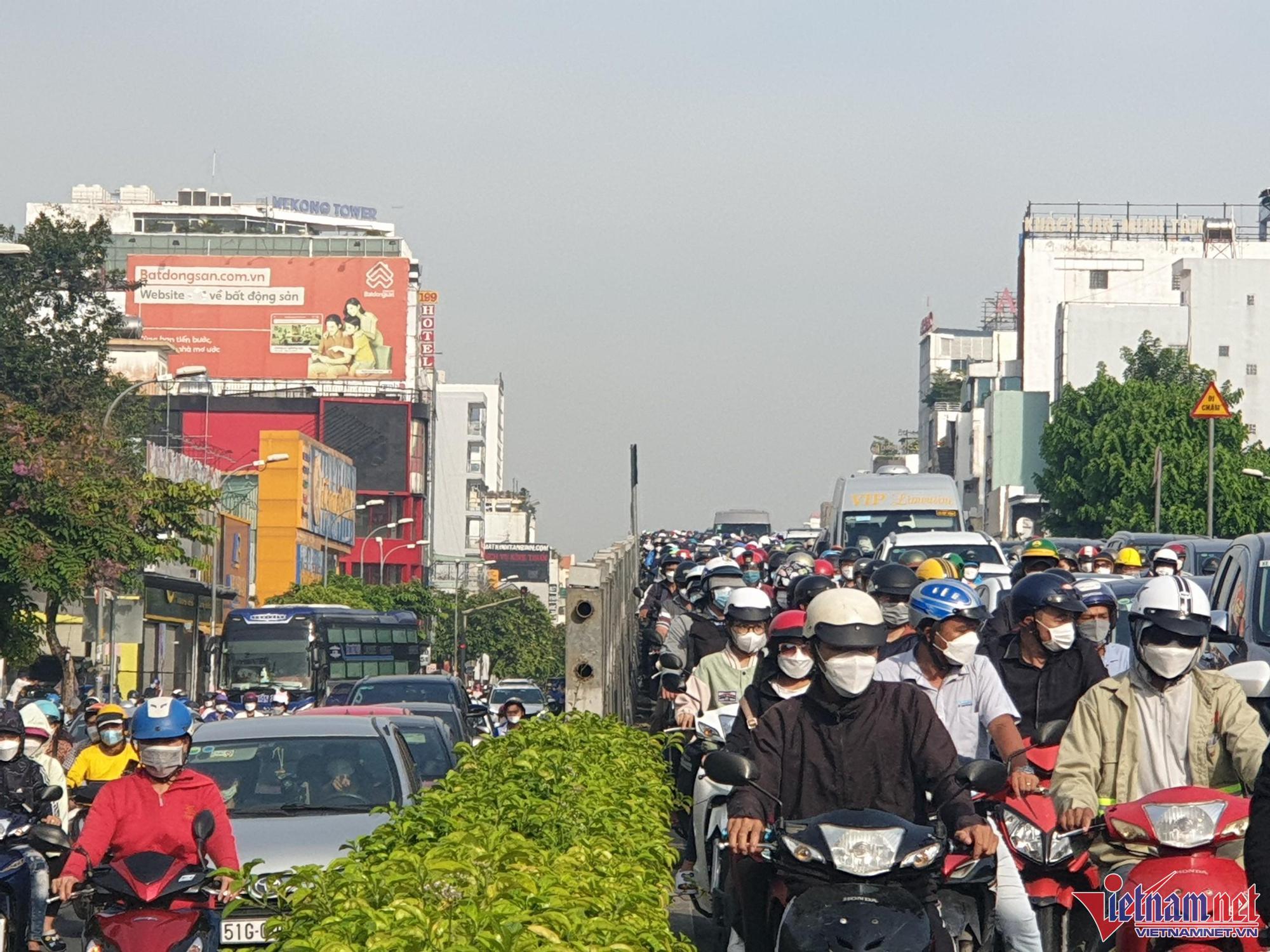 Xe sang tông cô gái bất tỉnh trên cầu vượt, cửa ngõ Tân Sơn Nhất kẹt cứng - Ảnh 5.