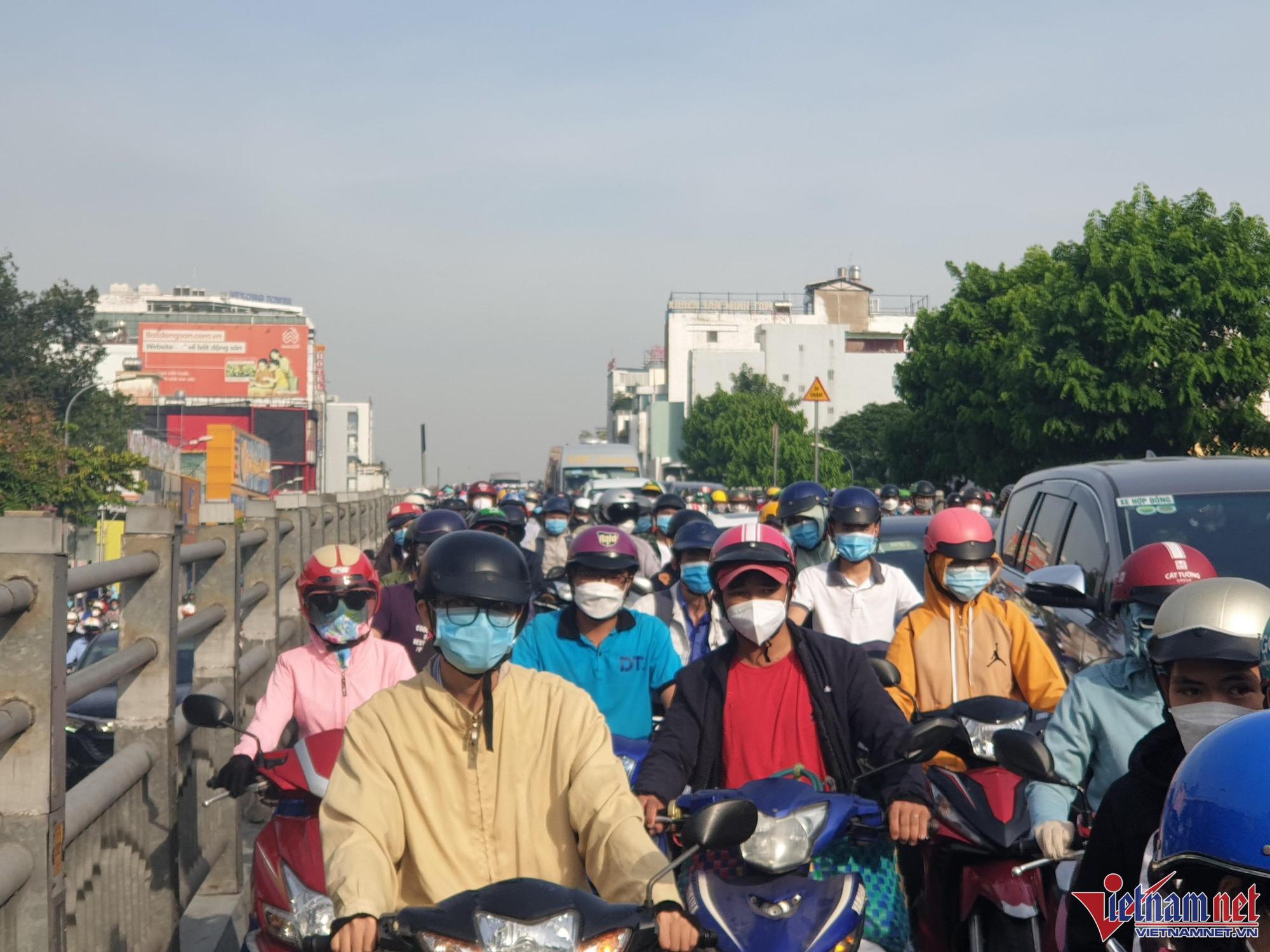 Xe sang tông cô gái bất tỉnh trên cầu vượt, cửa ngõ Tân Sơn Nhất kẹt cứng - Ảnh 4.