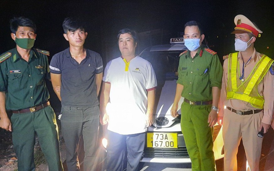 Truy bắt đối tượng dùng xe taxi vận chuyển ma túy trong đêm