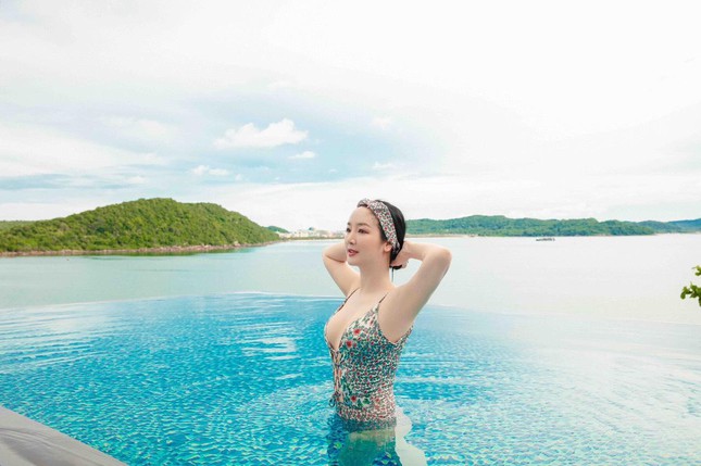 Hoa hậu Đền Hùng Giáng My mặc áo tắm màu tím Huế, khoe dáng nóng bỏng ở tuổi 51 khiến fan trầm trồ - Ảnh 7.