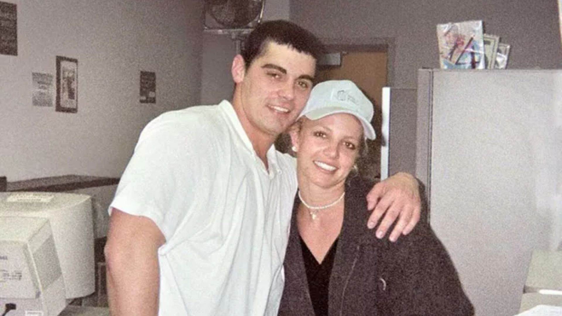 Người đ&agrave;n &ocirc;ng ly h&ocirc;n sau 55 tiếng cưới Britney Spears giờ ra sao? - Ảnh 1.