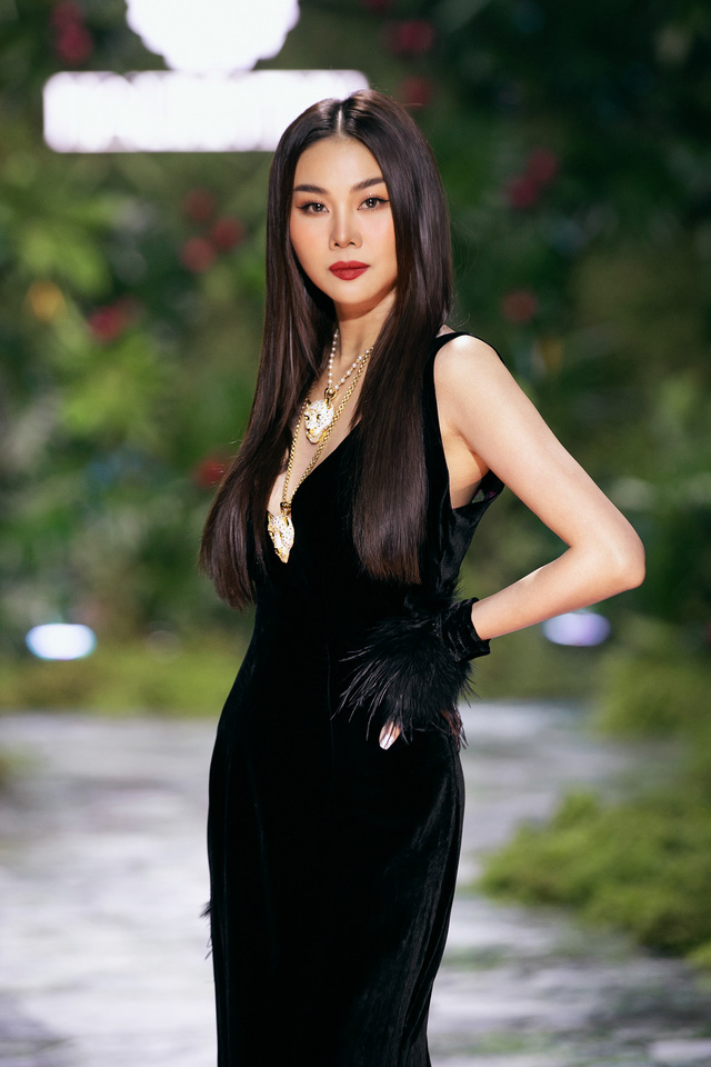 Thanh Hằng, Xuân Lan so trình catwalk trong show của NTK Hà Linh Thư - Ảnh 3.