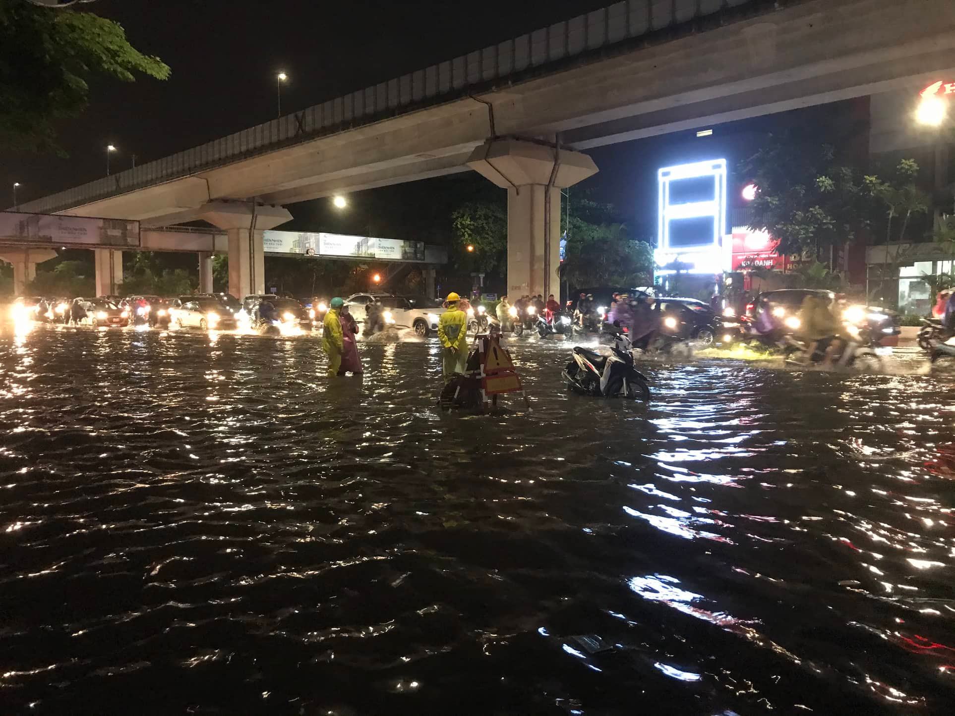 Nhiều tuyến phố ở Hà Nội ngập sâu, nước tràn vào nhà dân sau cơn mưa lớn kéo dài - Ảnh 24.