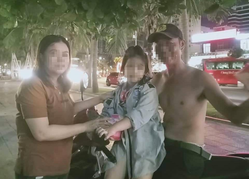 Bảo vệ bãi biển ở Đà Nẵng bế cháu bé đi tìm cha mẹ thất lạc - Ảnh 1.