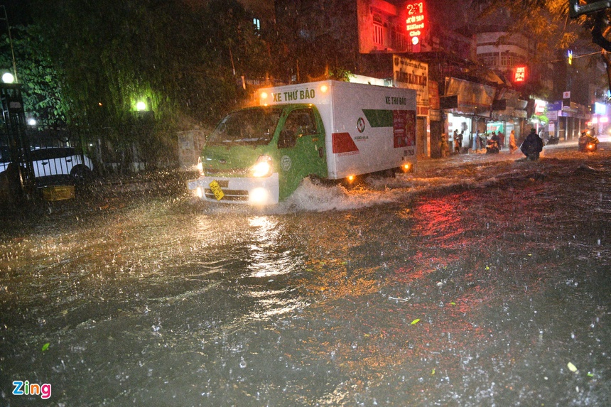 Hình ảnh &quot;Hà Nội lạ lẫm&quot; giữa mênh mông nước sau cơn mưa lớn  - Ảnh 1.