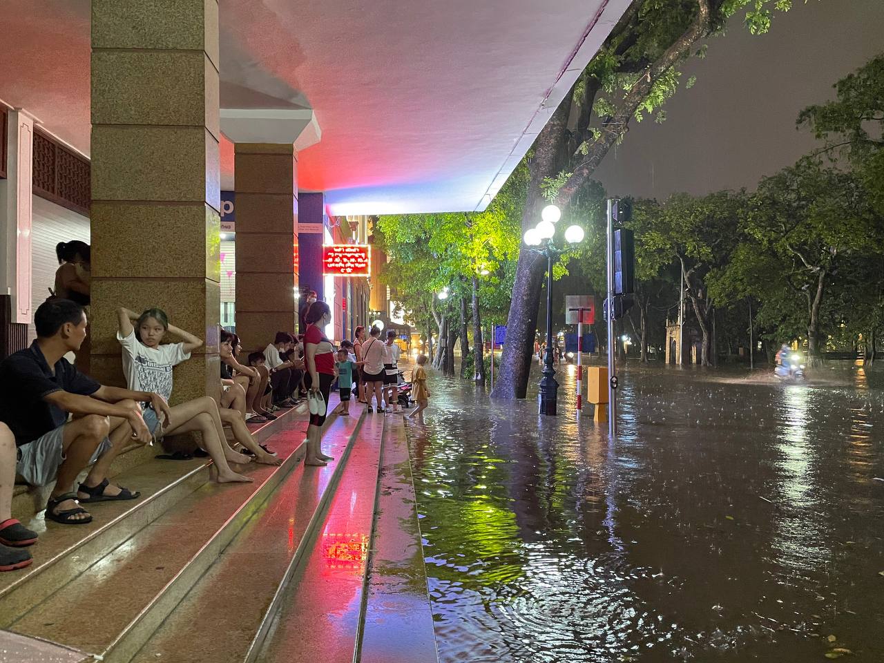 Nhiều tuyến phố ở Hà Nội ngập sâu, nước tràn vào nhà dân sau cơn mưa lớn kéo dài - Ảnh 13.