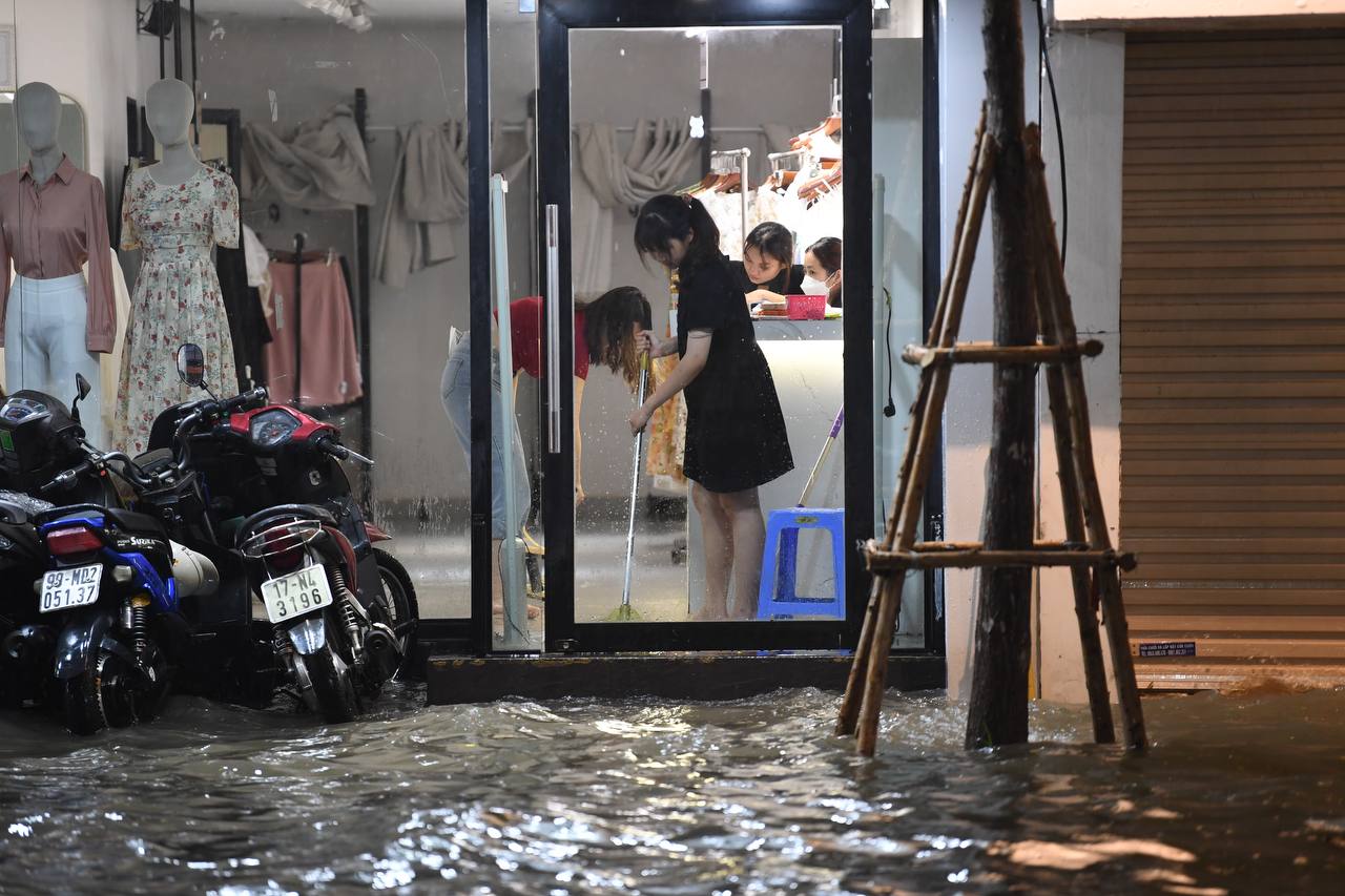 Nhiều tuyến phố ở Hà Nội ngập sâu, nước tràn vào nhà dân sau cơn mưa lớn kéo dài - Ảnh 23.