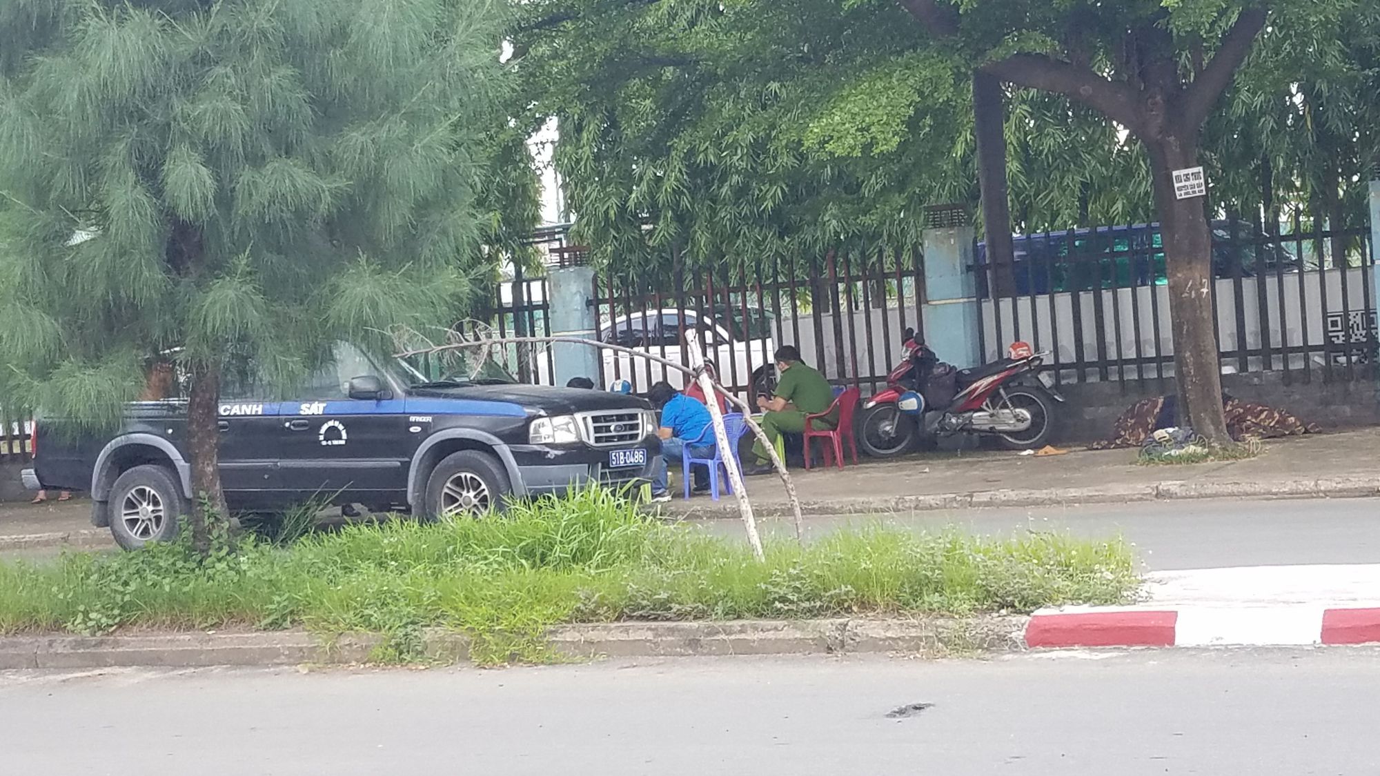 Người đ&agrave;n &ocirc;ng tử vong b&iacute; ẩn tr&ecirc;n vỉa h&egrave; TP HCM - Ảnh 1.