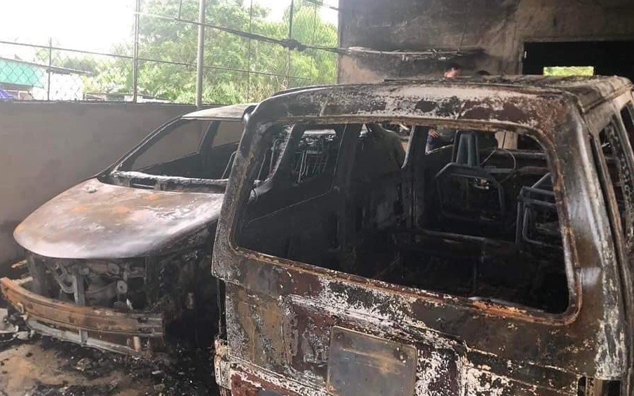 Hỏa hoạn khiến 2 ô tô bị thiêu rụi, 4 người trong gia đình thoát nạn 